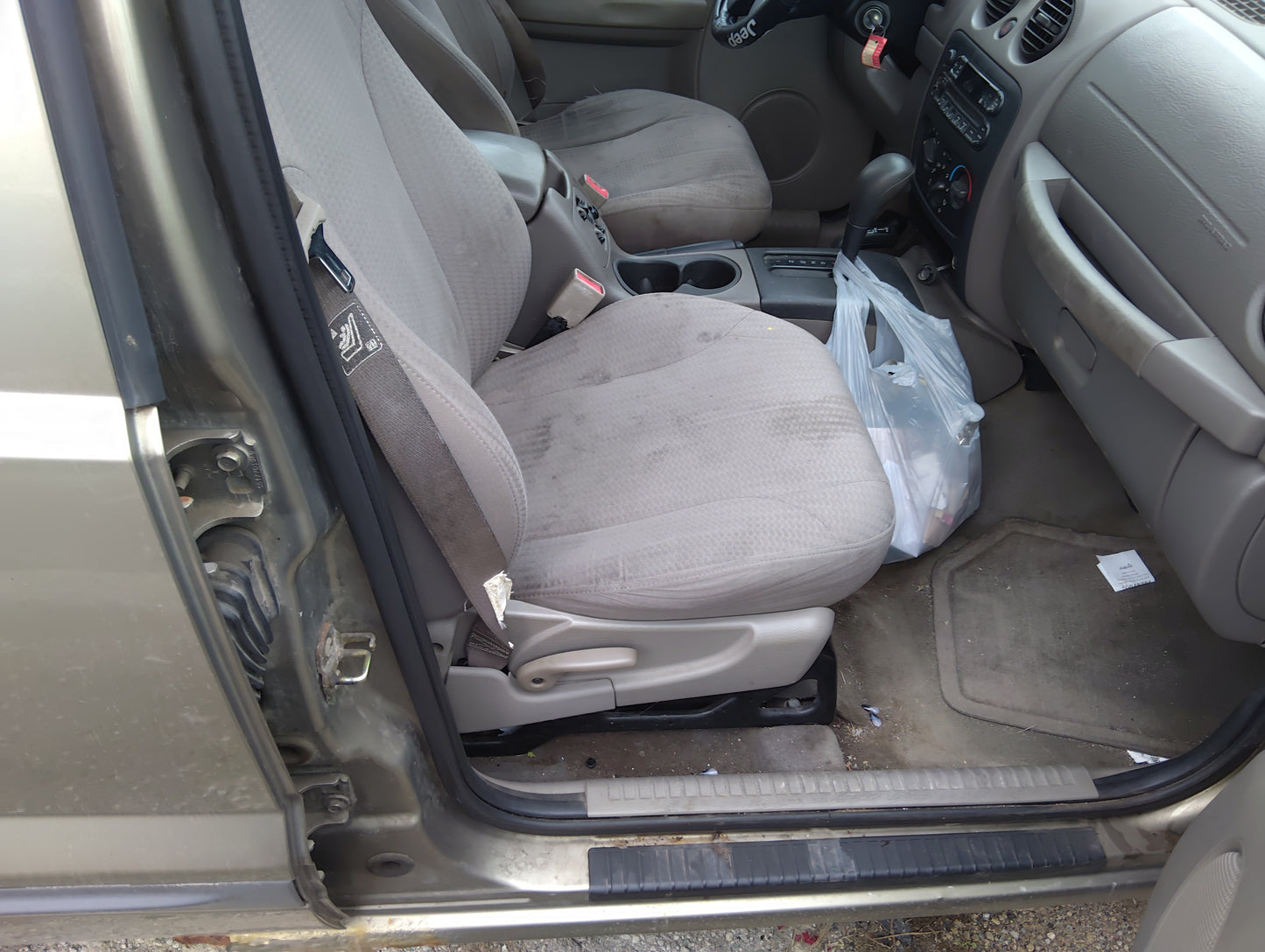 2004-2004 Jeep Liberty Passenger Front Seat Oem 5042429 - Oemusedautoparts1.com