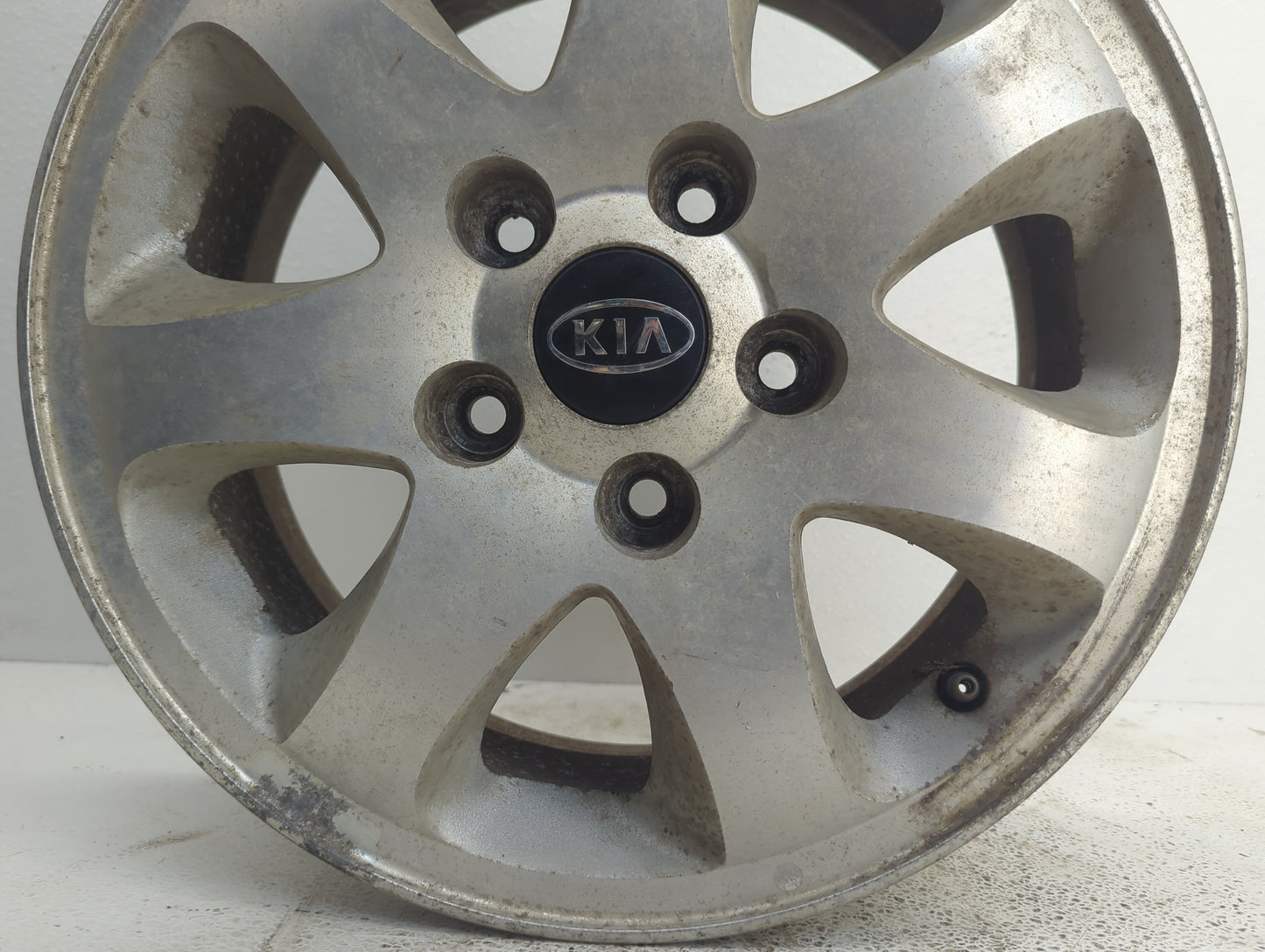 2004-2005 Kia Sedona Oem Wheel Rim 1092325 - Oemusedautoparts1.com