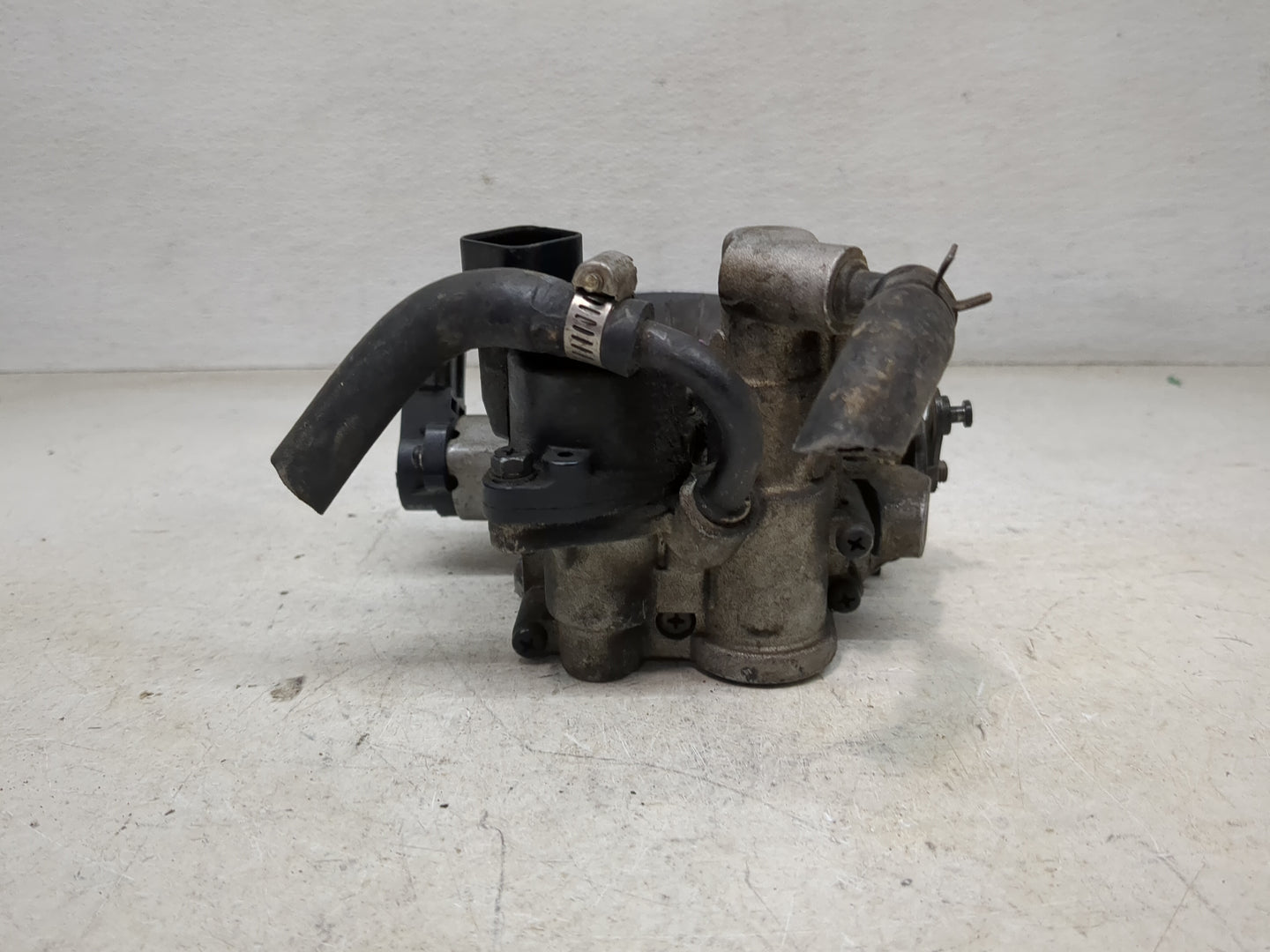 2003-2006 Kia Sorento Throttle Body P/N:9K204 0084 Fits Fits 2003 2004 2005 2006 OEM Used Auto Parts - Oemusedautoparts1.com