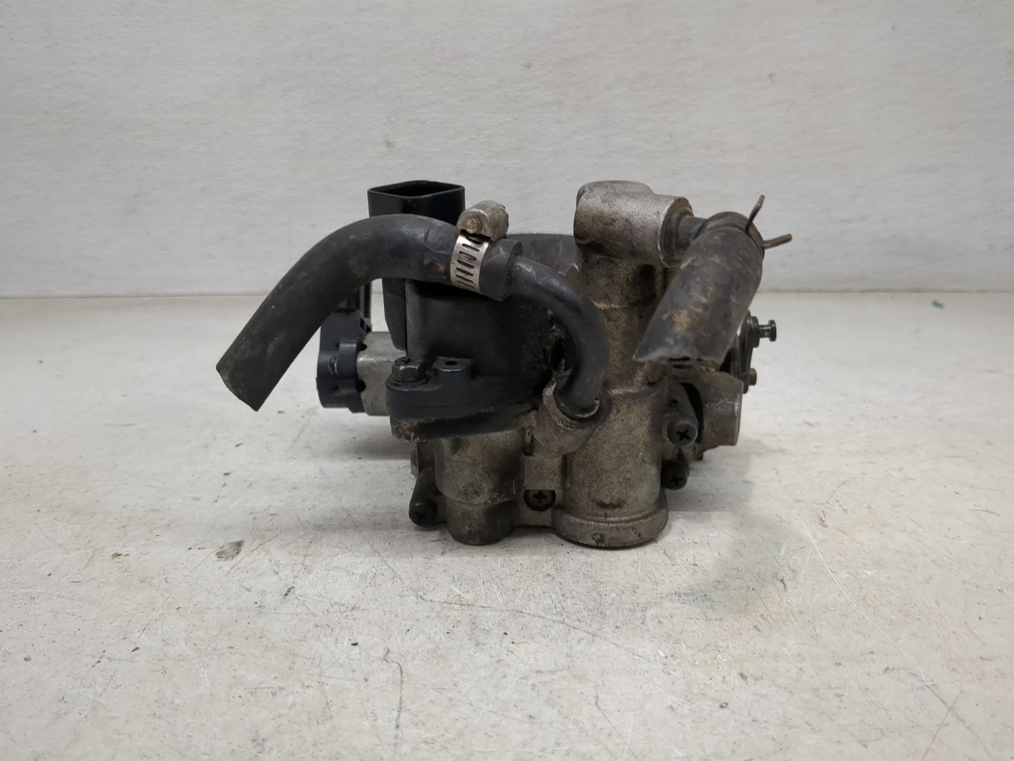 2003-2006 Kia Sorento Throttle Body P/N:9K204 0084 Fits Fits 2003 2004 2005 2006 OEM Used Auto Parts - Oemusedautoparts1.com