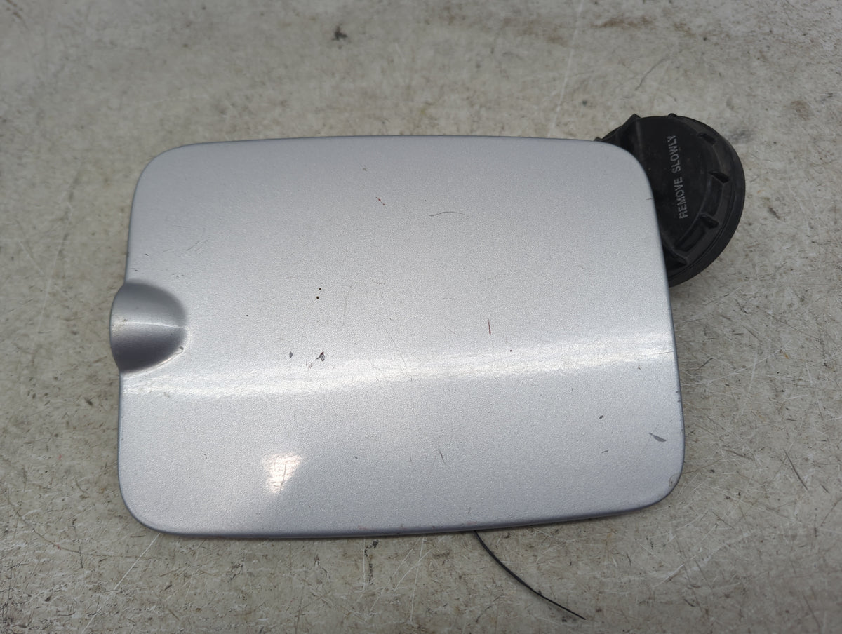 2004 Kia Sorento Fuel Tank Door Lid Gas Tank Silver - Oemusedautoparts1.com