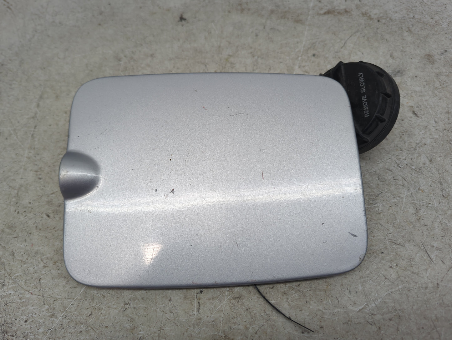 2004 Kia Sorento Fuel Tank Door Lid Gas Tank Silver - Oemusedautoparts1.com