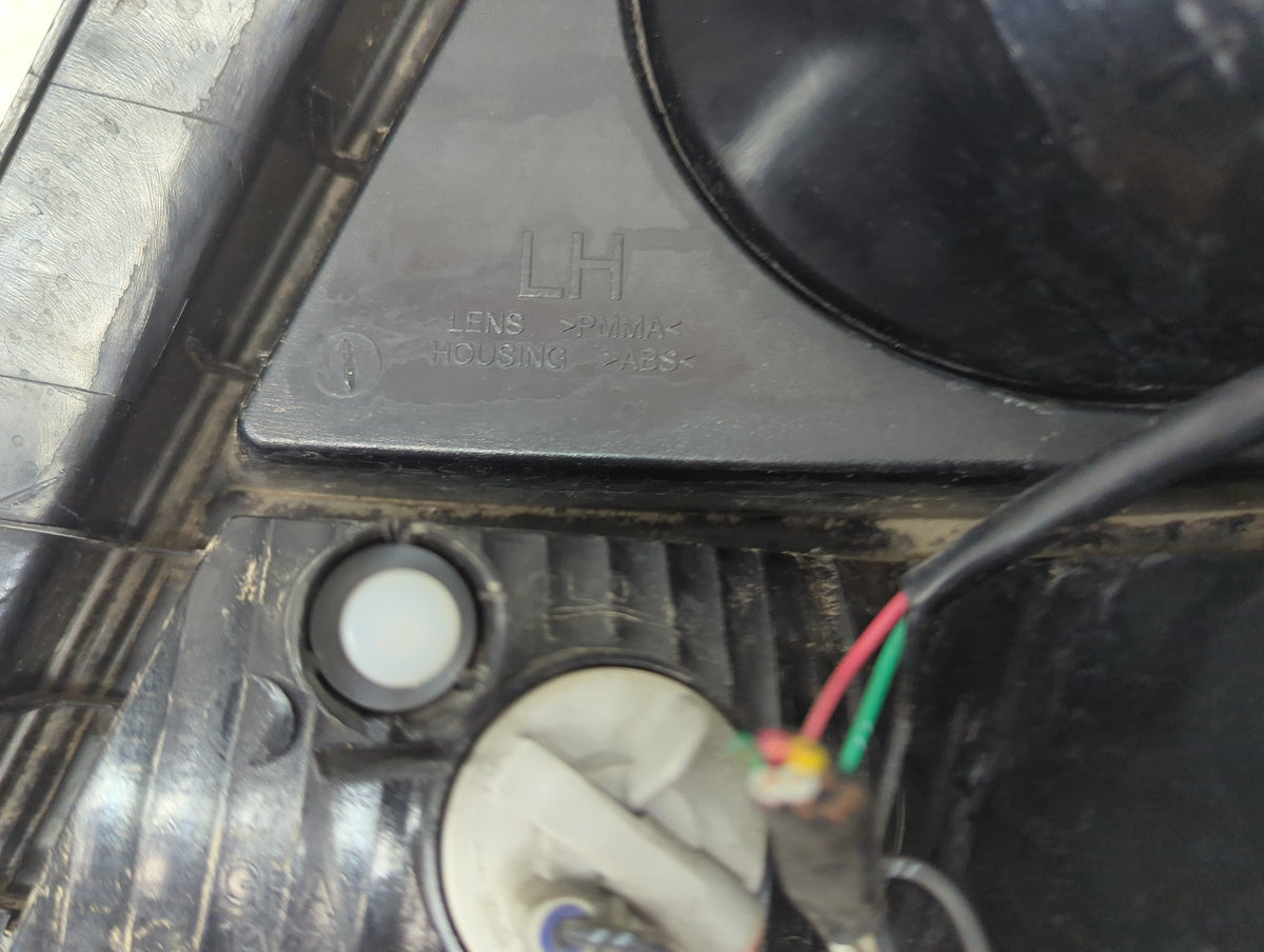 2004 Kia Sorento Tail Light Assembly Driver Left OEM Fits OEM Used Auto Parts - Oemusedautoparts1.com