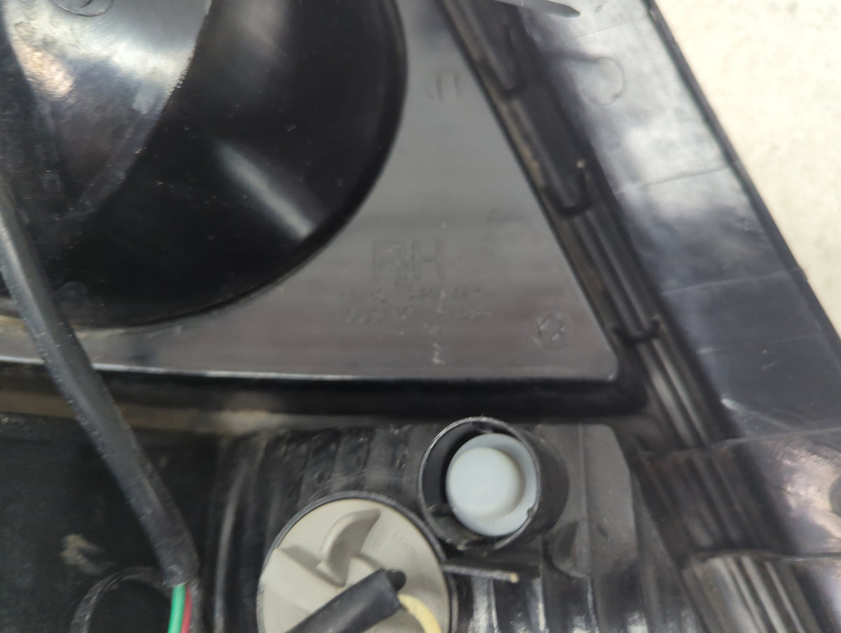2004 Kia Sorento Tail Light Assembly Passenger Right OEM Fits OEM Used Auto Parts - Oemusedautoparts1.com