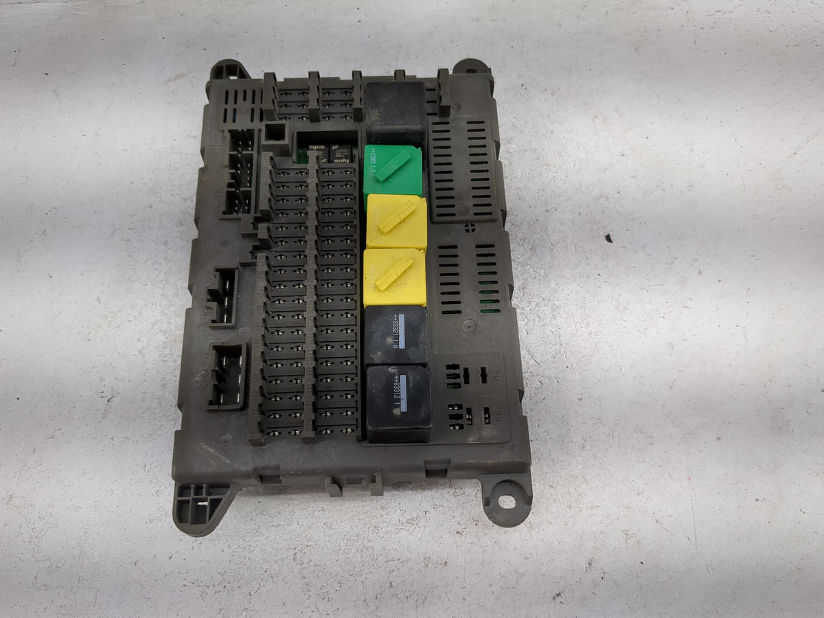 2004-2005 Land Rover Freelander Fusebox Fuse Box Panel Relay Module P/N:YWC500210 53070143A Fits Fits 2004 2005 OEM Used Aut