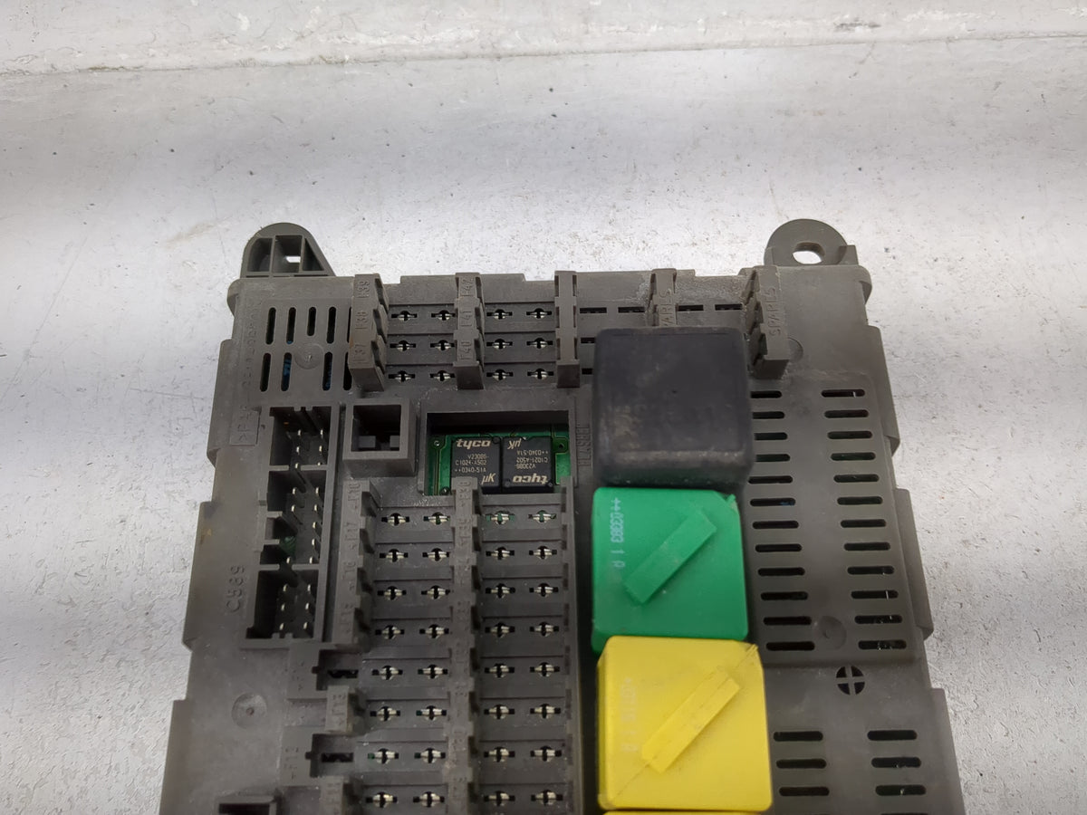 2004-2005 Land Rover Freelander Fusebox Fuse Box Panel Relay Module P/N:YWC500210 53070143A Fits Fits 2004 2005 OEM Used Aut