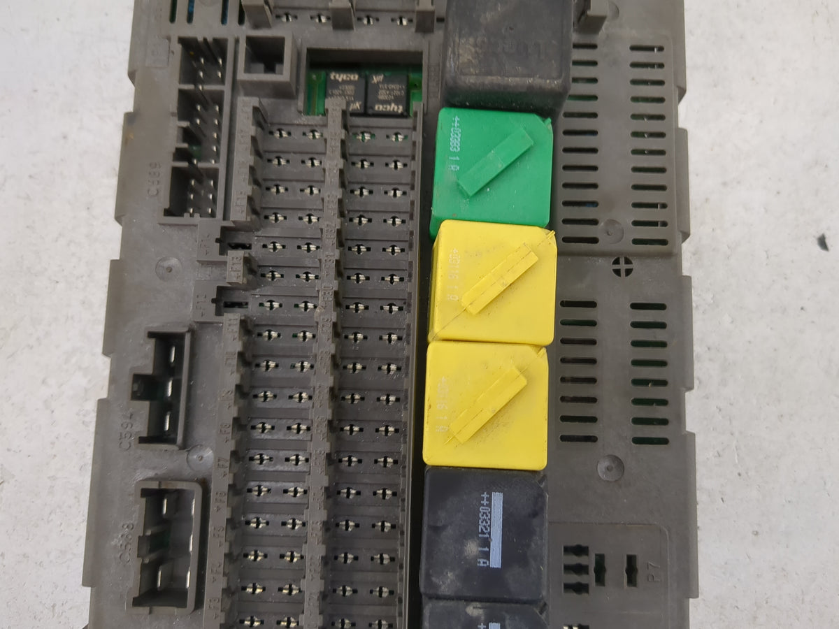 2004-2005 Land Rover Freelander Fusebox Fuse Box Panel Relay Module P/N:YWC500210 53070143A Fits Fits 2004 2005 OEM Used Aut