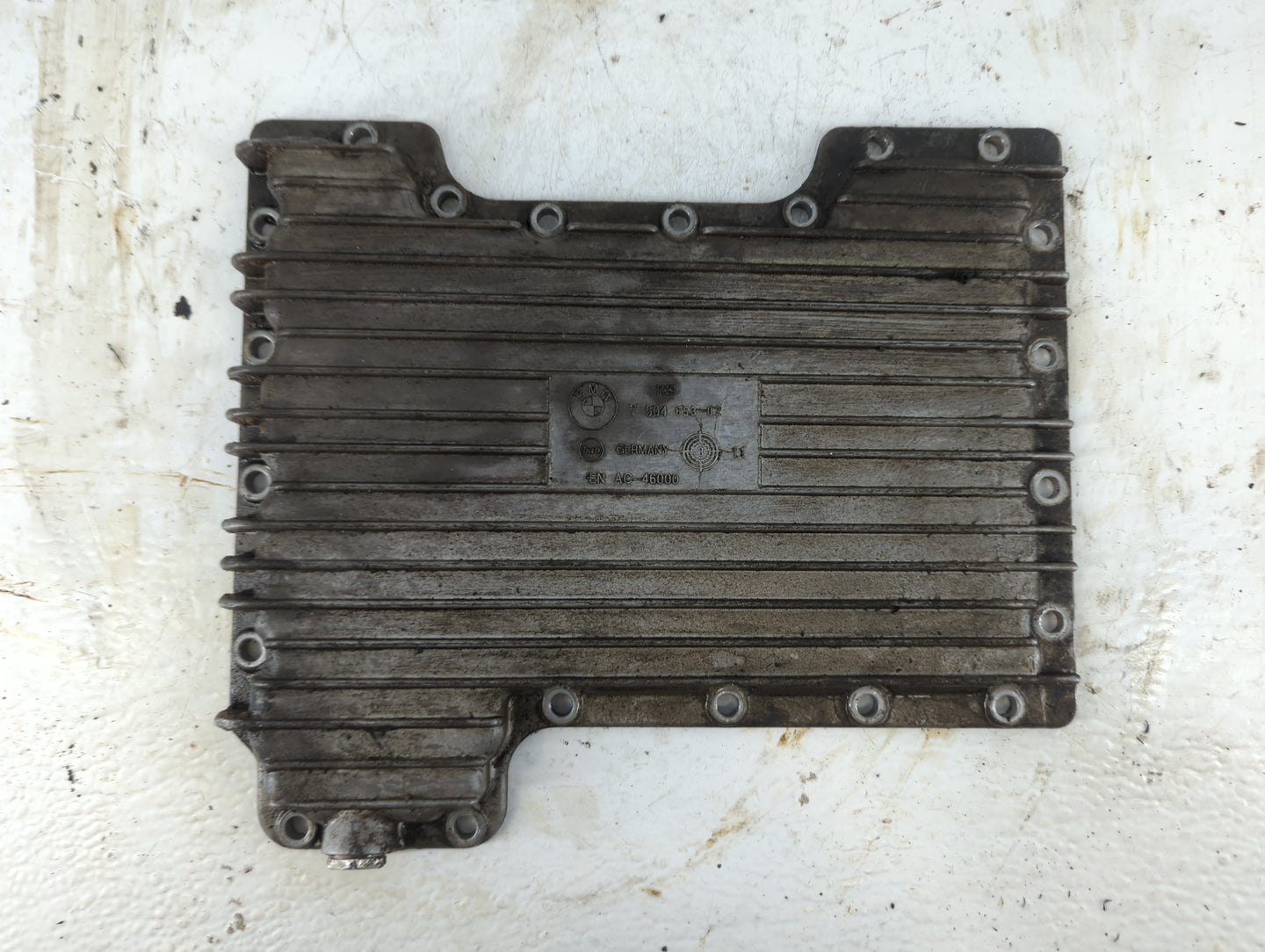2003-2005 Land Rover Range Rover Engine Oil Pan P/N:7 504 653 Fits Fits 2003 2004 2005 OEM Used Auto Parts - Oemusedautopart