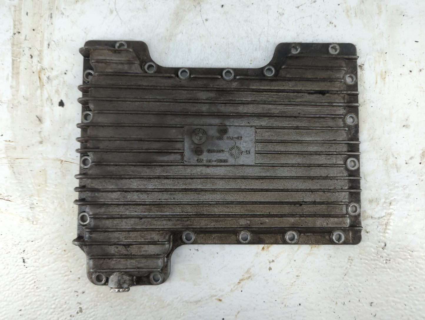 2003-2005 Land Rover Range Rover Engine Oil Pan P/N:7 504 653 Fits Fits 2003 2004 2005 OEM Used Auto Parts - Oemusedautopart