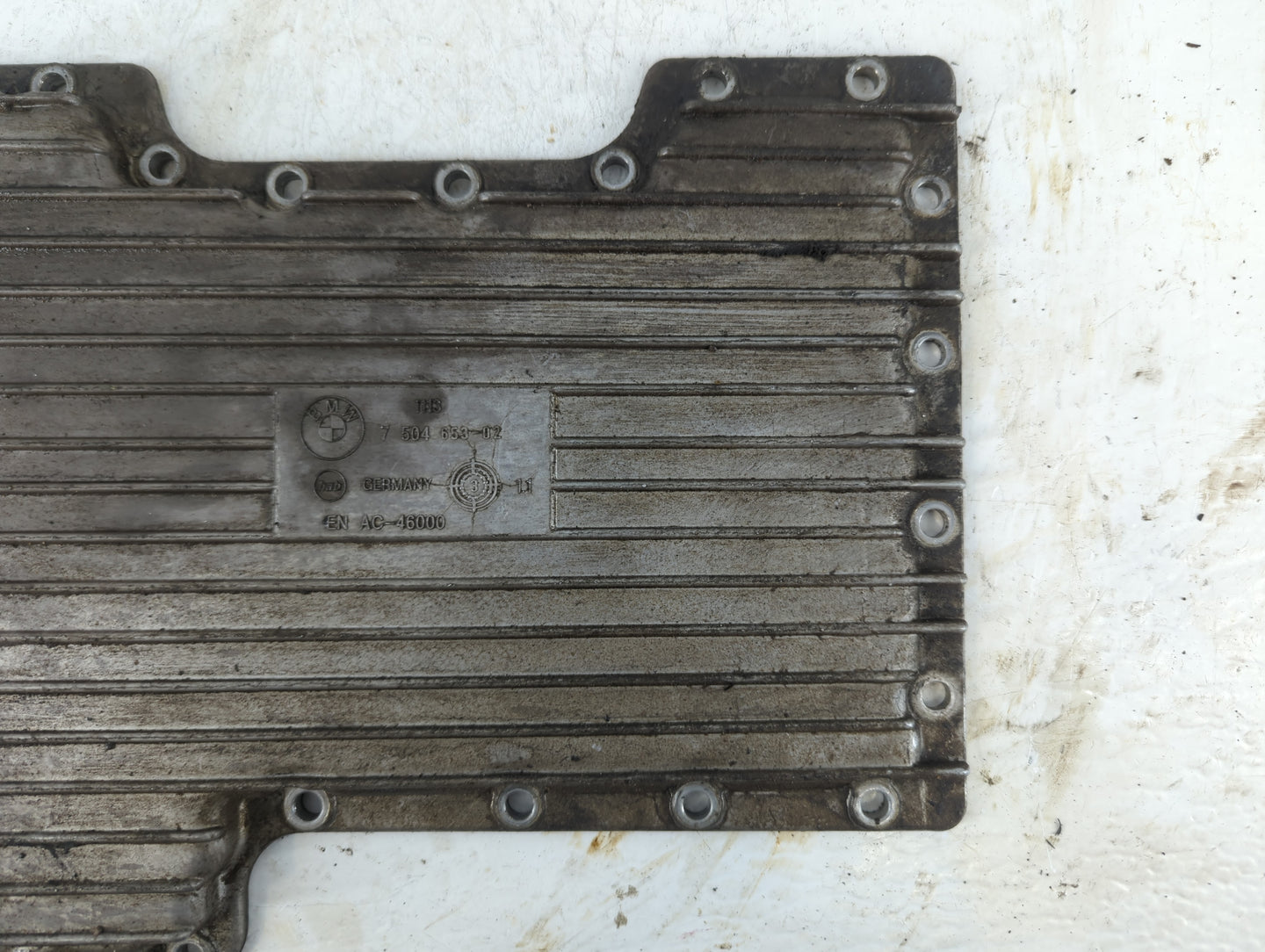 2003-2005 Land Rover Range Rover Engine Oil Pan P/N:7 504 653 Fits Fits 2003 2004 2005 OEM Used Auto Parts - Oemusedautopart