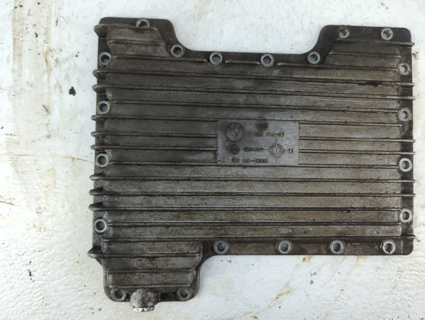 2003-2005 Land Rover Range Rover Engine Oil Pan P/N:7 504 653 Fits Fits 2003 2004 2005 OEM Used Auto Parts - Oemusedautopart
