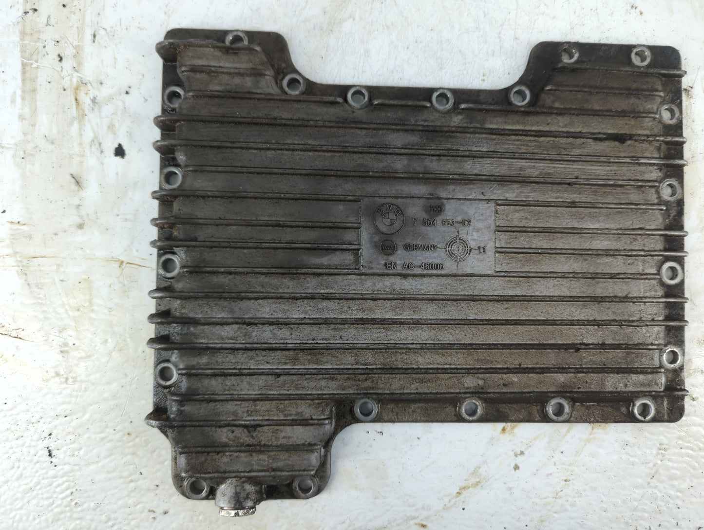 2003-2005 Land Rover Range Rover Engine Oil Pan P/N:7 504 653 Fits Fits 2003 2004 2005 OEM Used Auto Parts - Oemusedautopart