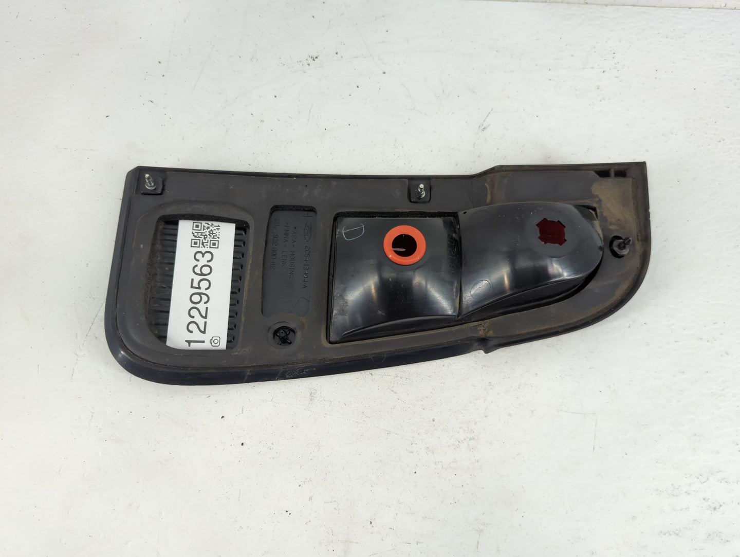 2003-2005 Lincoln Aviator Tail Light Assembly Passenger Right OEM P/N:2C54-13404-A Fits Fits 2003 2004 2005 OEM Used Auto Pa