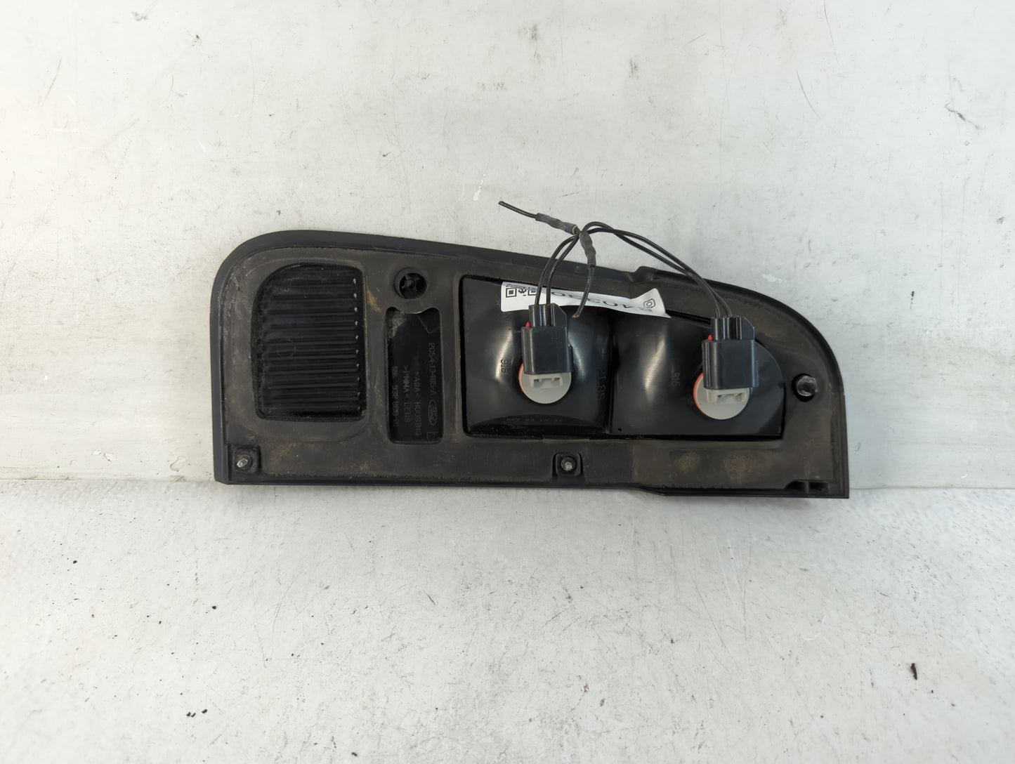 2003-2005 Lincoln Aviator Tail Light Assembly Driver Left OEM P/N:2C54-13405-A 932 800-01 Fits Fits 2003 2004 2005 OEM Used 