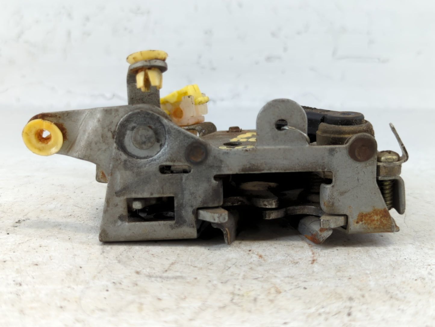 2004 Lincoln Mkz  Front Door Latch - Oemusedautoparts1.com
