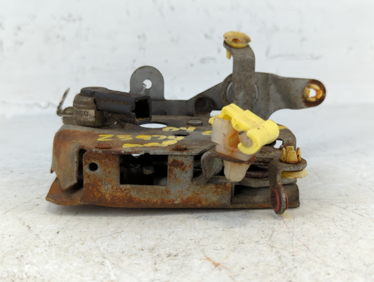 2004 Lincoln Mkz  Front Door Latch - Oemusedautoparts1.com