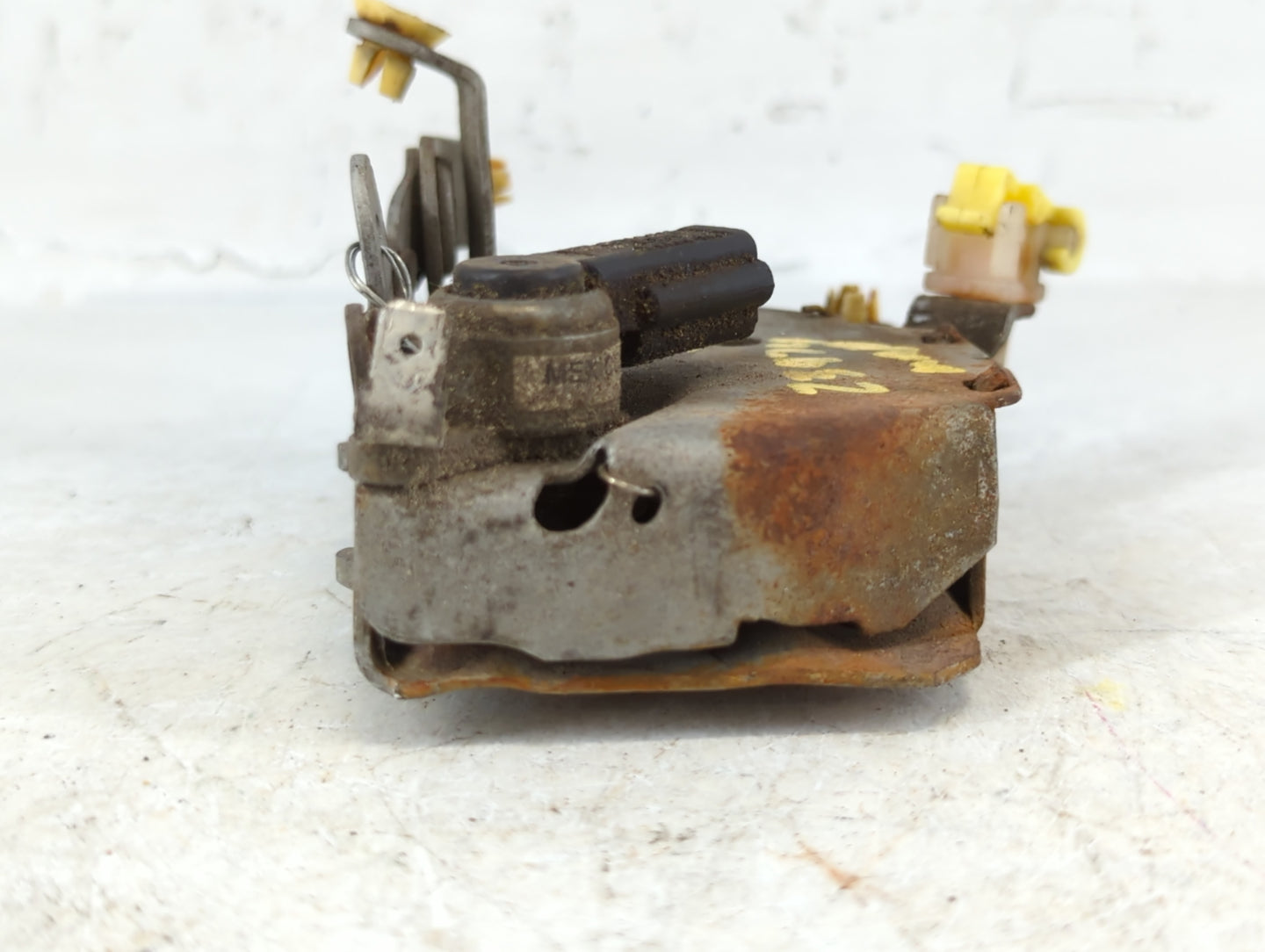 2004 Lincoln Mkz  Front Door Latch - Oemusedautoparts1.com