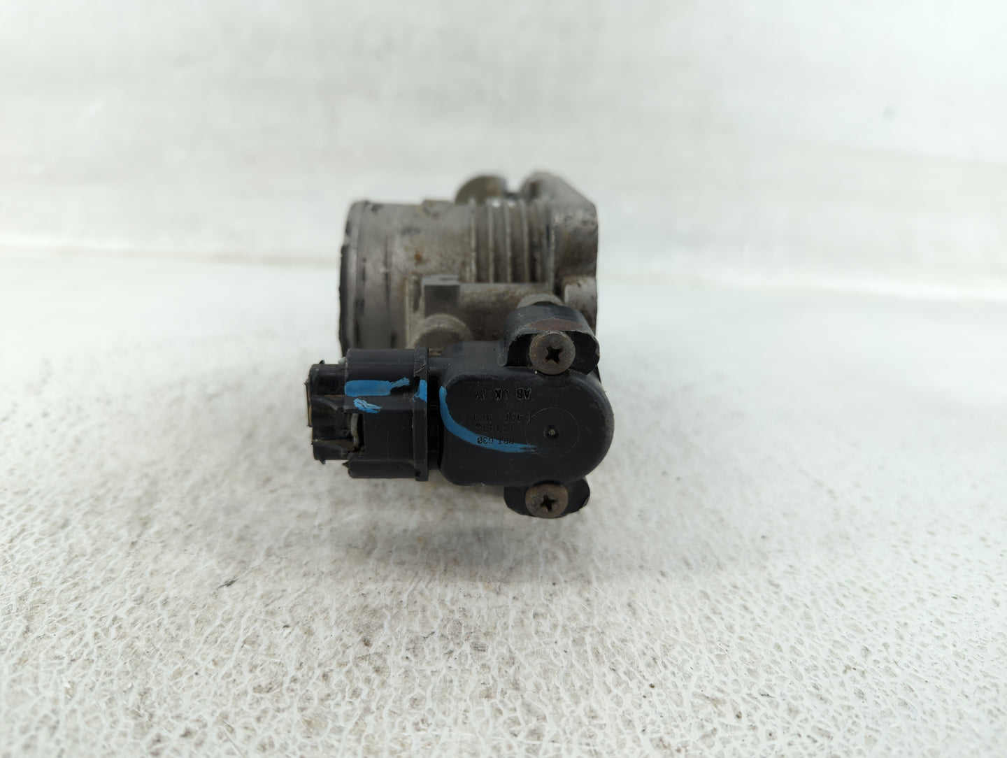 2004 Lincoln Navigator Throttle Body P/N:F4SF 9B989 Fits Fits 1998 1999 2000 2001 2002 2003 OEM Used Auto Parts - Oemusedaut