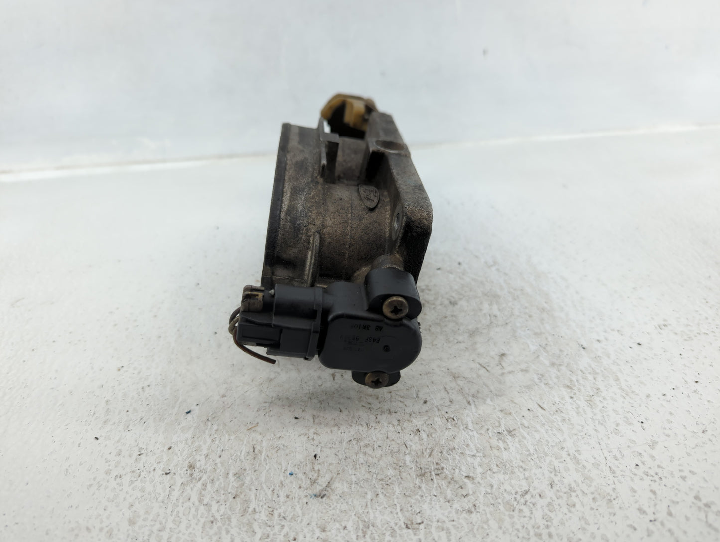 2004 Lincoln Navigator Throttle Body P/N:2L1U-DA Fits OEM Used Auto Parts - Oemusedautoparts1.com