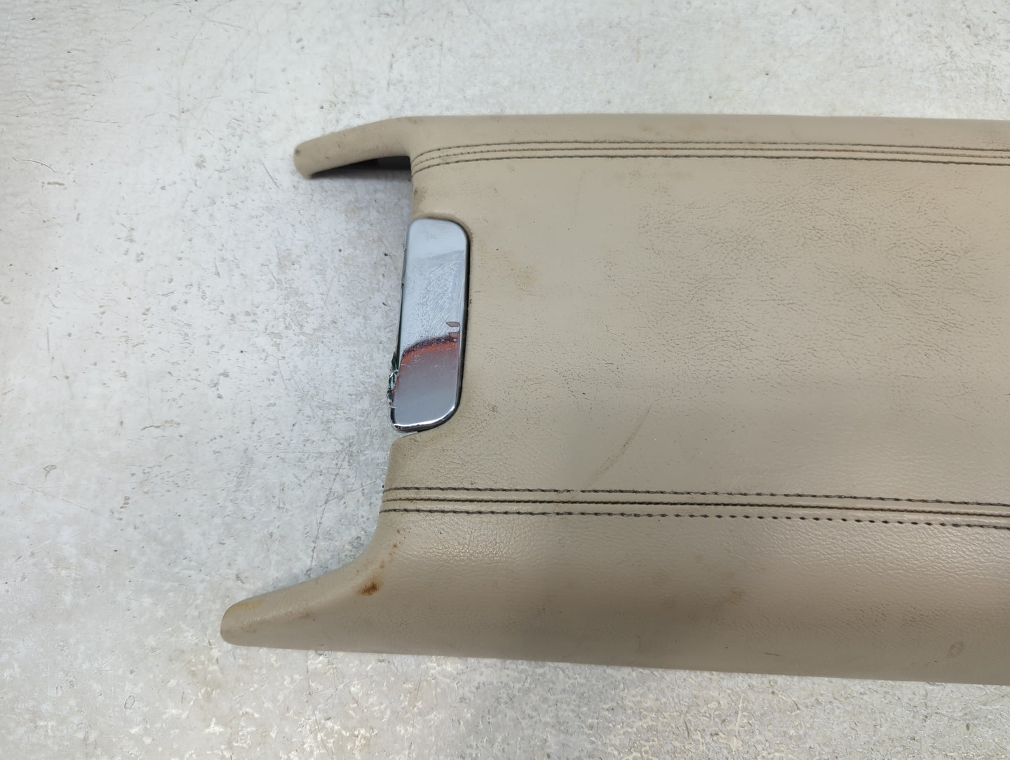 2004 Lincoln Navigator Center Console Armrest Cover Lid Fits OEM Used Auto Parts - Oemusedautoparts1.com