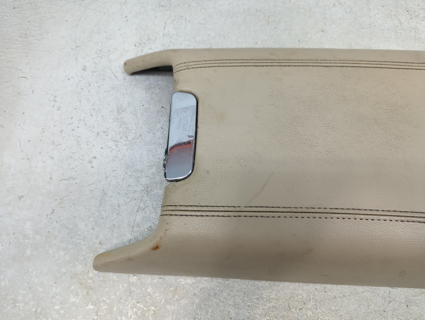 2004 Lincoln Navigator Center Console Armrest Cover Lid Fits OEM Used Auto Parts - Oemusedautoparts1.com