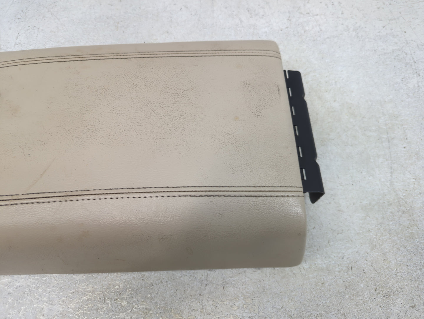 2004 Lincoln Navigator Center Console Armrest Cover Lid Fits OEM Used Auto Parts - Oemusedautoparts1.com