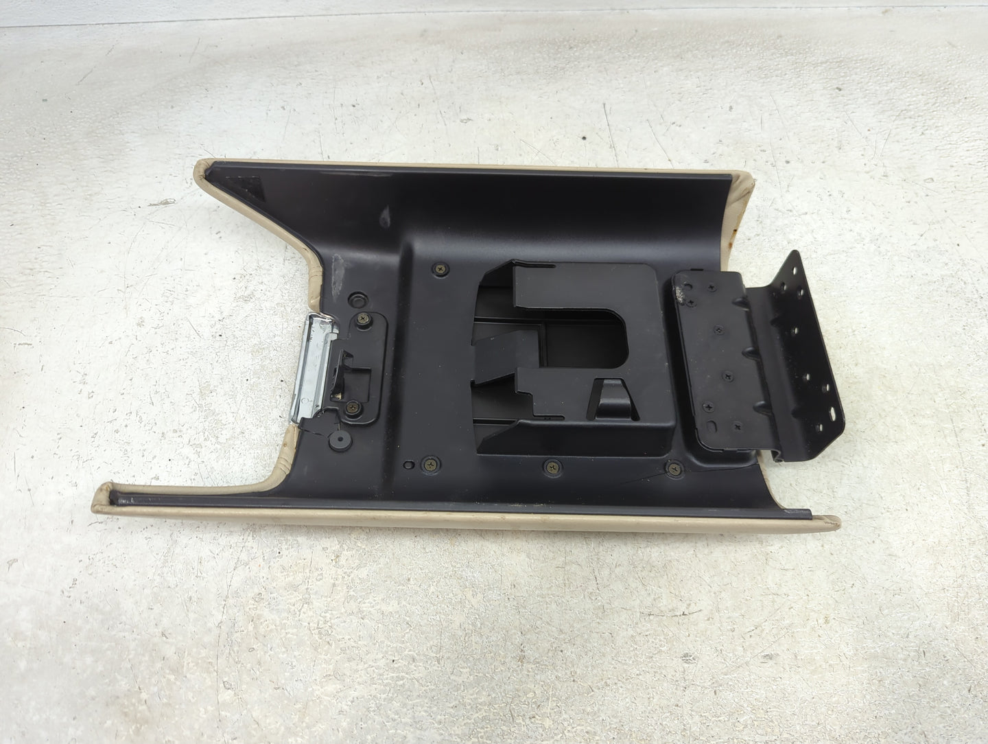 2004 Lincoln Navigator Center Console Armrest Cover Lid Fits OEM Used Auto Parts - Oemusedautoparts1.com