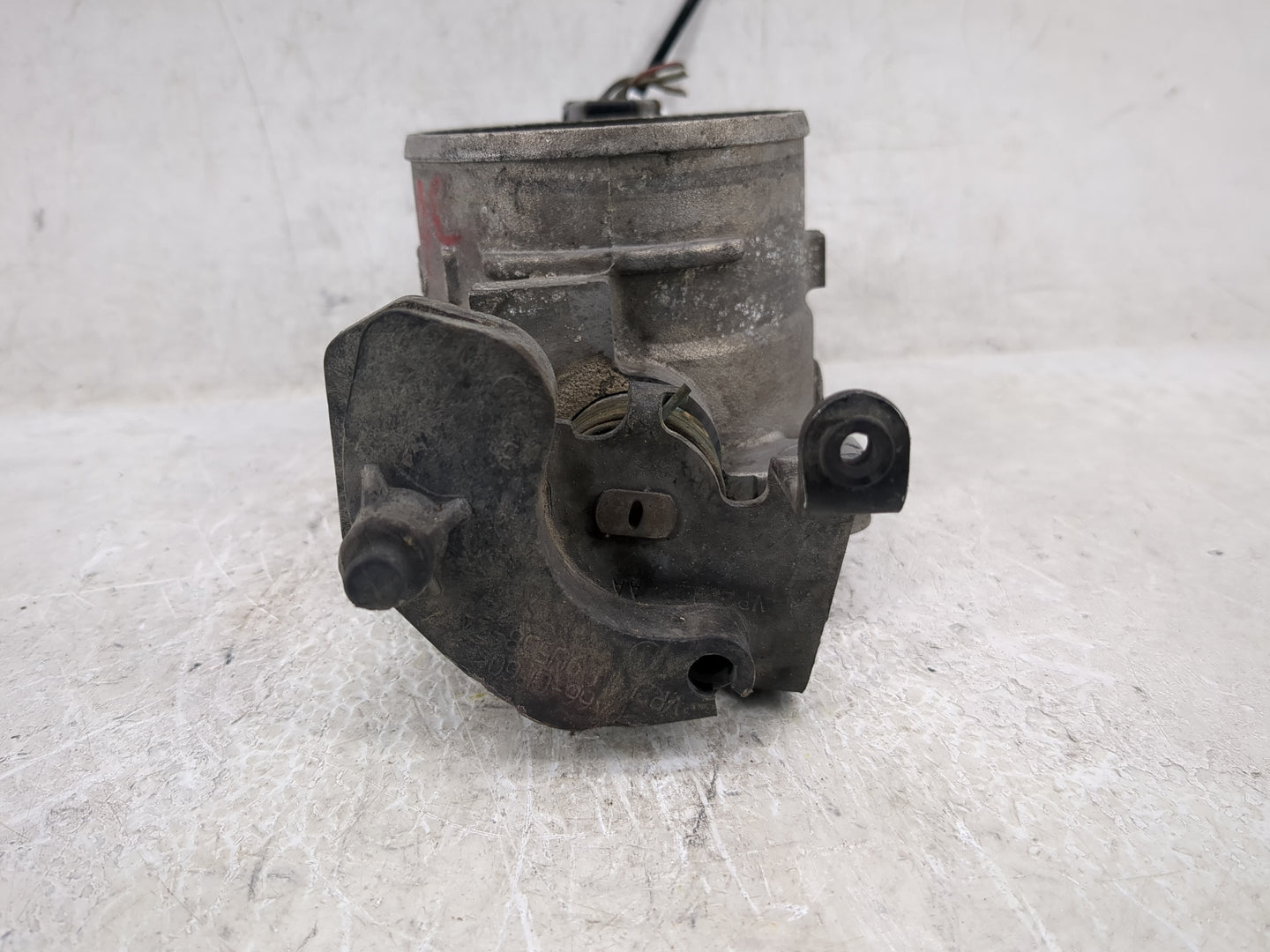 1998-2004 Lincoln Town Car Throttle Body P/N:F4SF 9B989 Fits Fits 1998 1999 2000 2001 2002 2003 2004 OEM Used Auto Parts - O