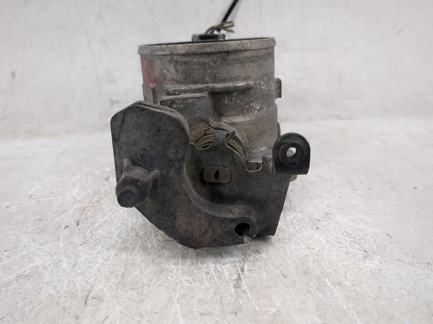 1998-2004 Lincoln Town Car Throttle Body P/N:F4SF 9B989 Fits Fits 1998 1999 2000 2001 2002 2003 2004 OEM Used Auto Parts - O