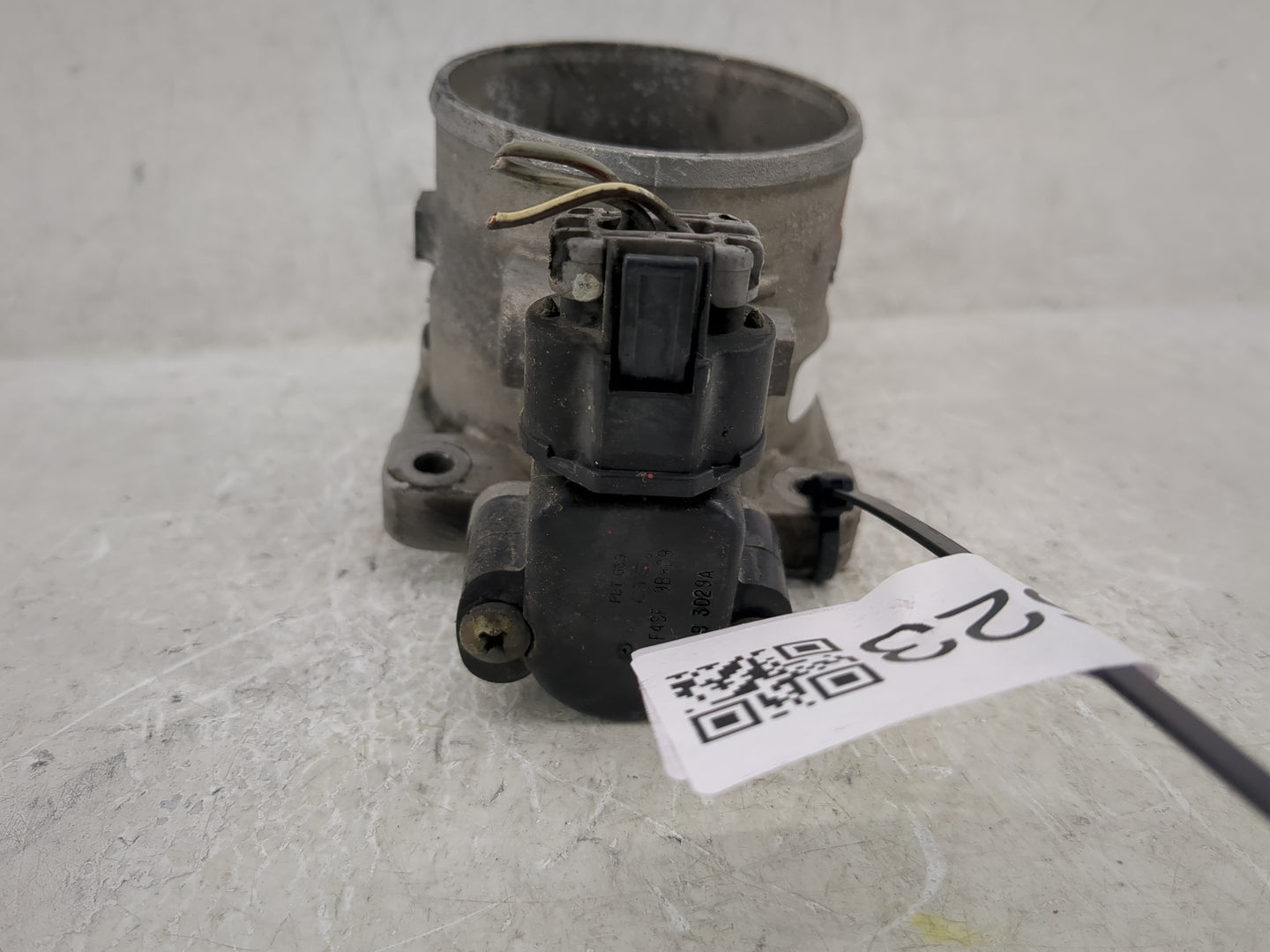 1998-2004 Lincoln Town Car Throttle Body P/N:F4SF 9B989 Fits Fits 1998 1999 2000 2001 2002 2003 2004 OEM Used Auto Parts - O