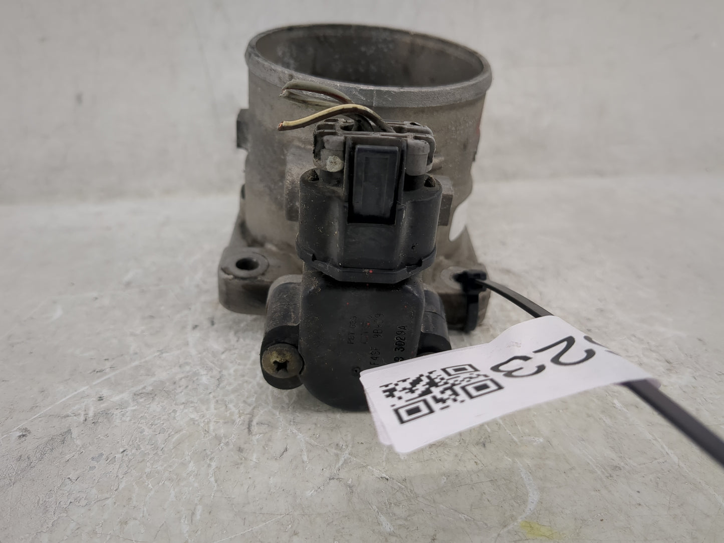 1998-2004 Lincoln Town Car Throttle Body P/N:F4SF 9B989 Fits Fits 1998 1999 2000 2001 2002 2003 2004 OEM Used Auto Parts - O