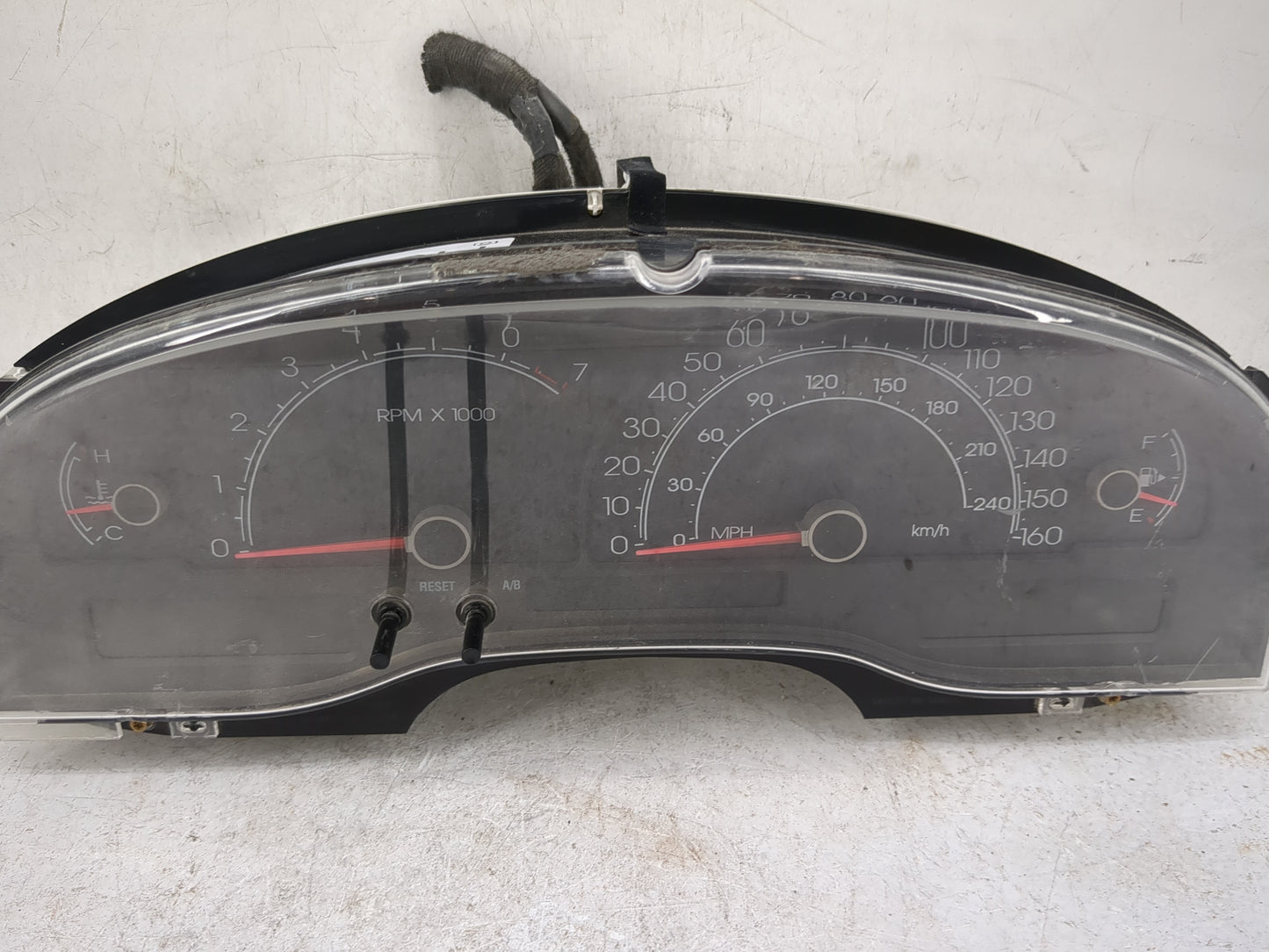 2004 Lincoln Town Car Instrument Cluster Speedometer Gauges P/N:VP3W4F-10894-AA 4W4F-10849-A Miles: Fits OEM Used Auto Parts