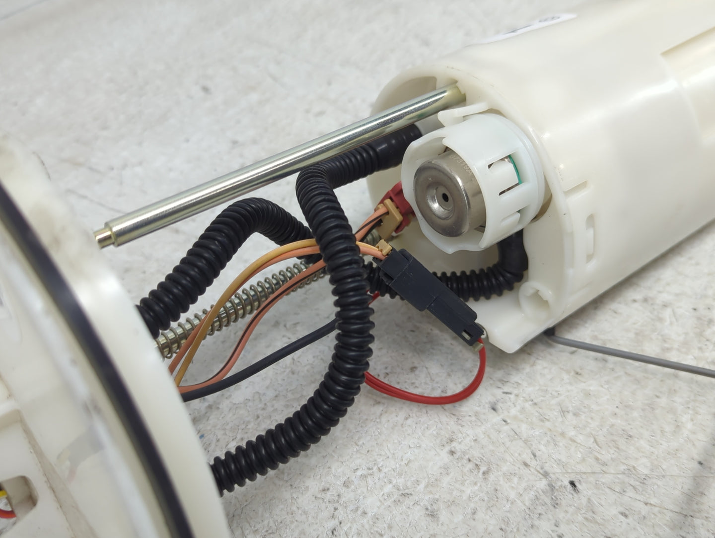 2001-2004 Mazda Tribute Electrical Gas Fuel Pump Assembly - Oemusedautoparts1.com
