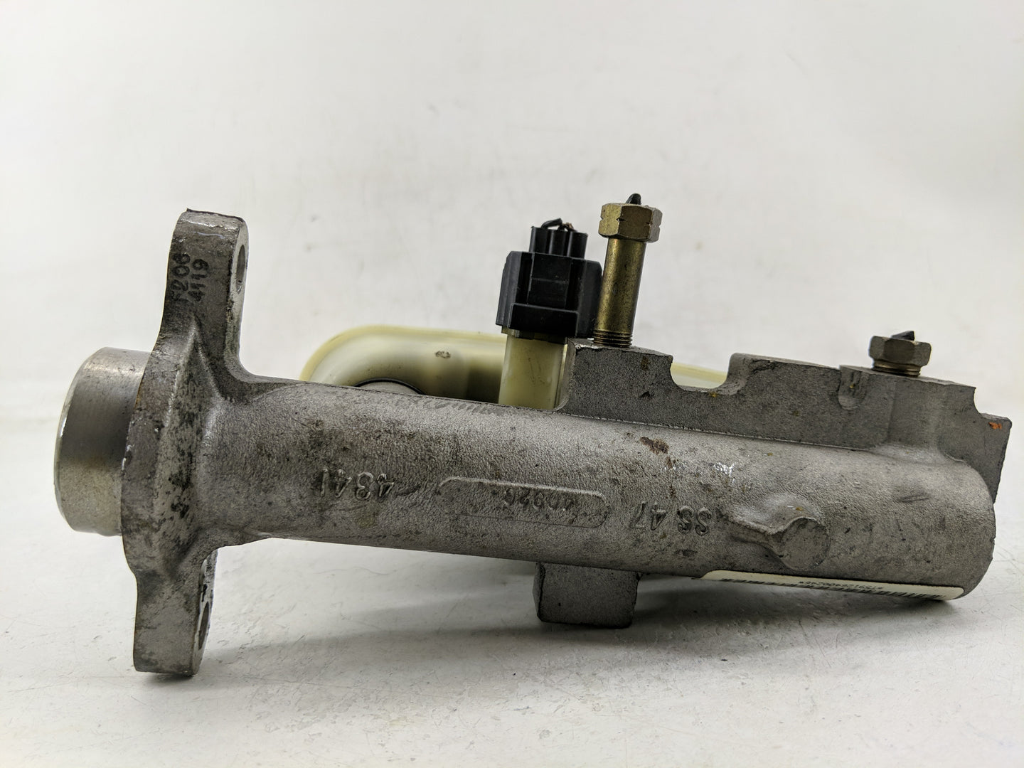 2001-2008 Mercury Grand Marquis Brake Master Cylinder 1312768 - Oemusedautoparts1.com