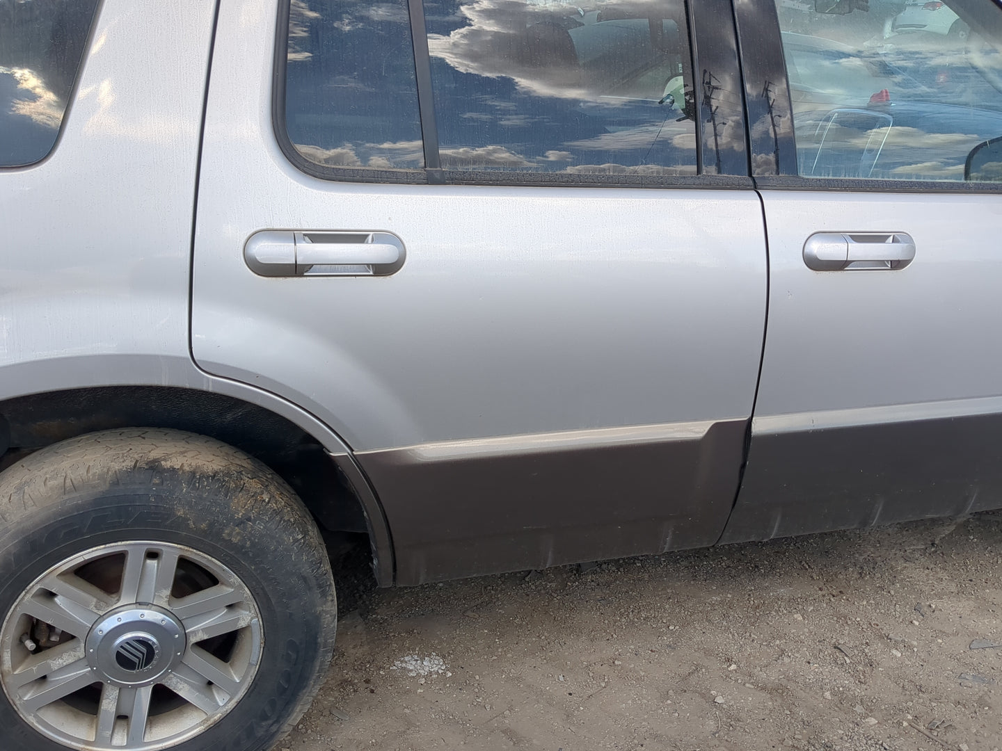 2002-2005 Mercury Mountaineer Passenger Rear Door Oem - Oemusedautoparts1.com
