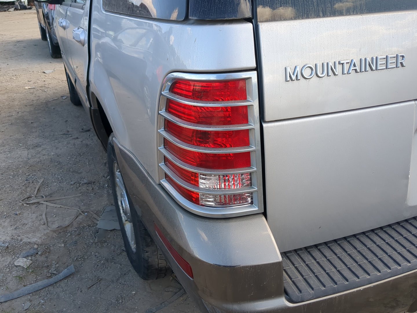2002-2005 Mercury Mountaineer Tail Light Assembly Driver Left OEM Fits Fits 2002 2003 2004 2005 OEM Used Auto Parts - Oemuse