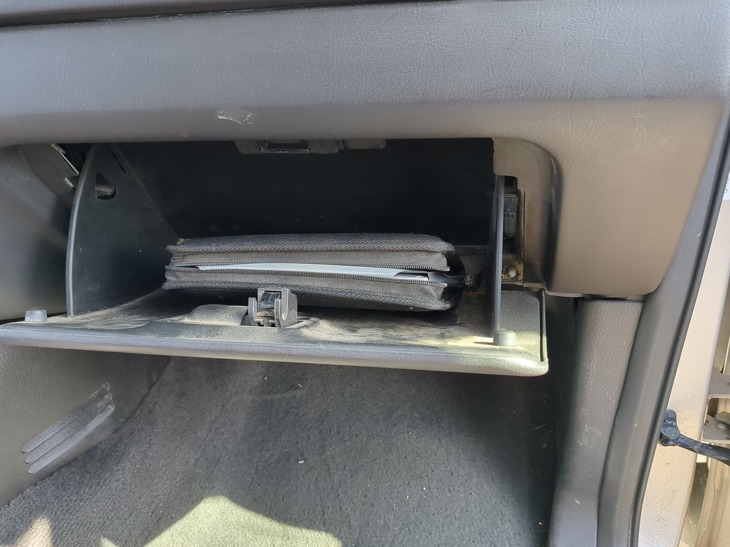 2004 Mercury Mountaineer Passenger Glove Box Door Storage Compartment - Oemusedautoparts1.com