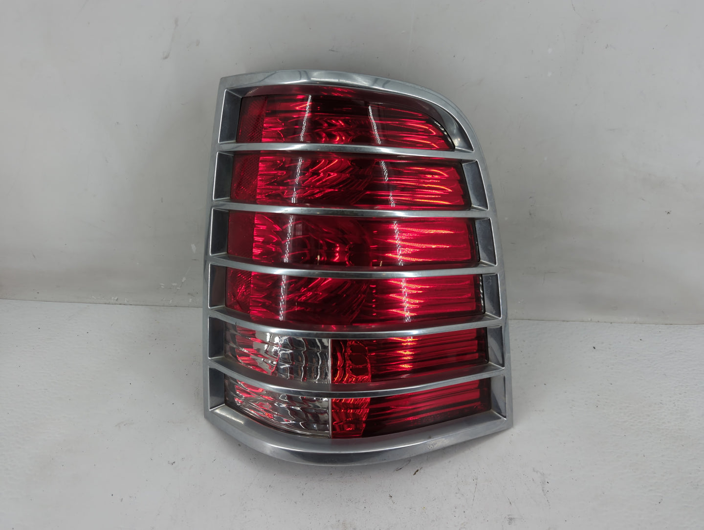 2002-2005 Mercury Mountaineer Tail Light Assembly Passenger Right OEM P/N:44ZH-1470 Fits Fits 2002 2003 2004 2005 OEM Used A