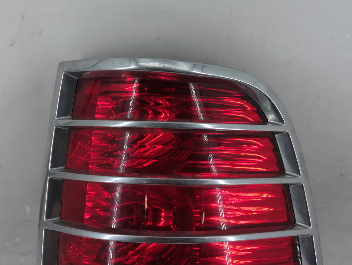 2002-2005 Mercury Mountaineer Tail Light Assembly Passenger Right OEM P/N:44ZH-1470 Fits Fits 2002 2003 2004 2005 OEM Used A