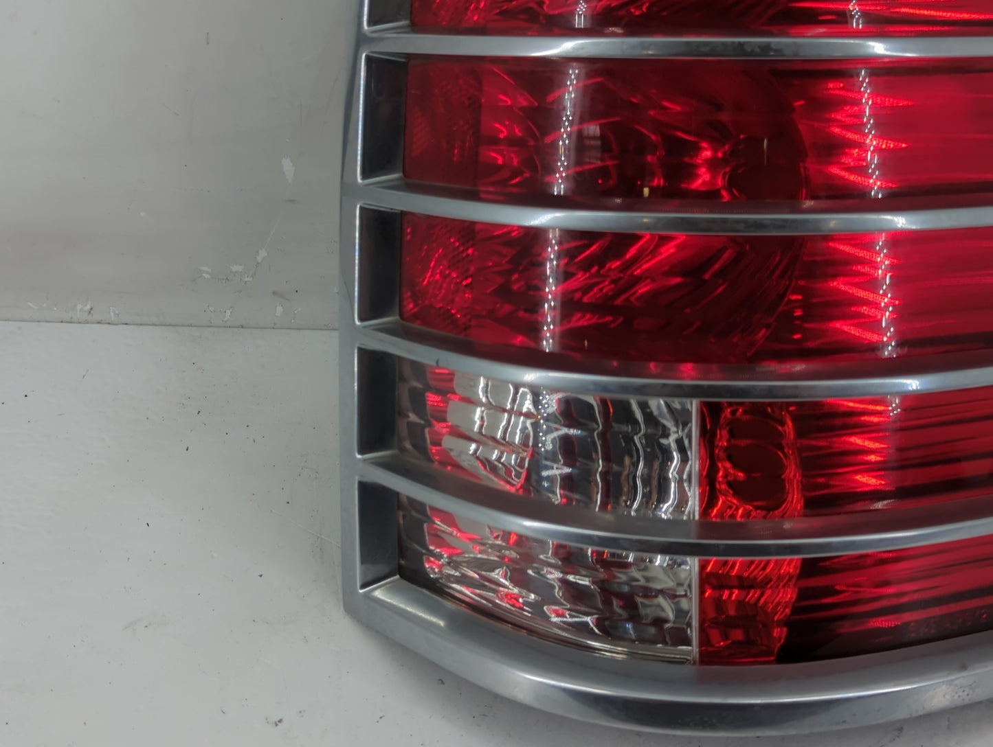 2002-2005 Mercury Mountaineer Tail Light Assembly Passenger Right OEM P/N:44ZH-1470 Fits Fits 2002 2003 2004 2005 OEM Used A