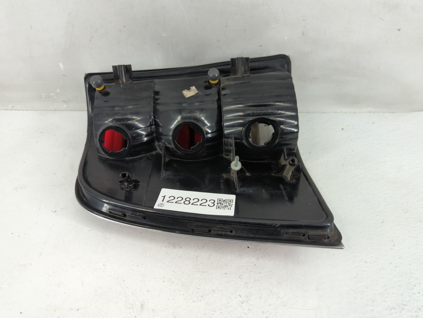 2002-2005 Mercury Mountaineer Tail Light Assembly Passenger Right OEM P/N:44ZH-1470 Fits Fits 2002 2003 2004 2005 OEM Used A