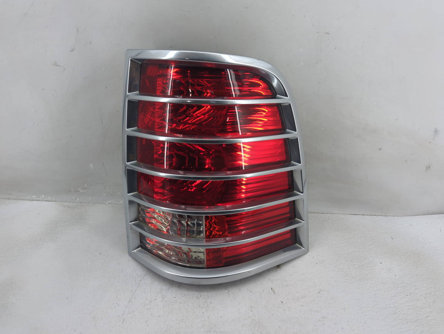 2002-2005 Mercury Mountaineer Tail Light Assembly Passenger Right OEM Fits Fits 2002 2003 2004 2005 OEM Used Auto Parts - Oe