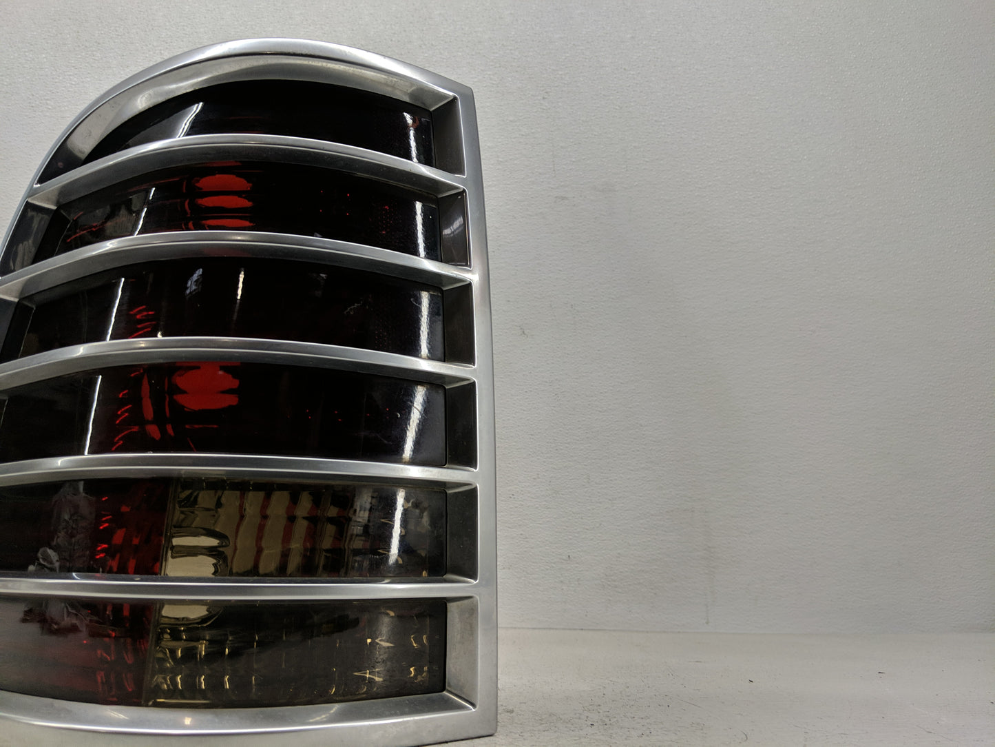 2002-2005 Mercury Mountaineer Tail Light Assembly Passenger Right OEM P/N:IL2X-13B505-A Fits Fits 2002 2003 2004 2005 OEM Us