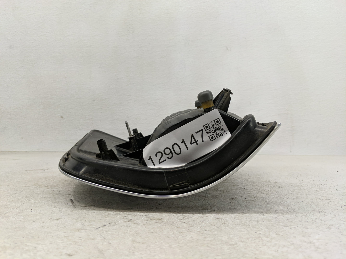 2002-2005 Mercury Mountaineer Tail Light Assembly Passenger Right OEM P/N:IL2X-13B505-A Fits Fits 2002 2003 2004 2005 OEM Us