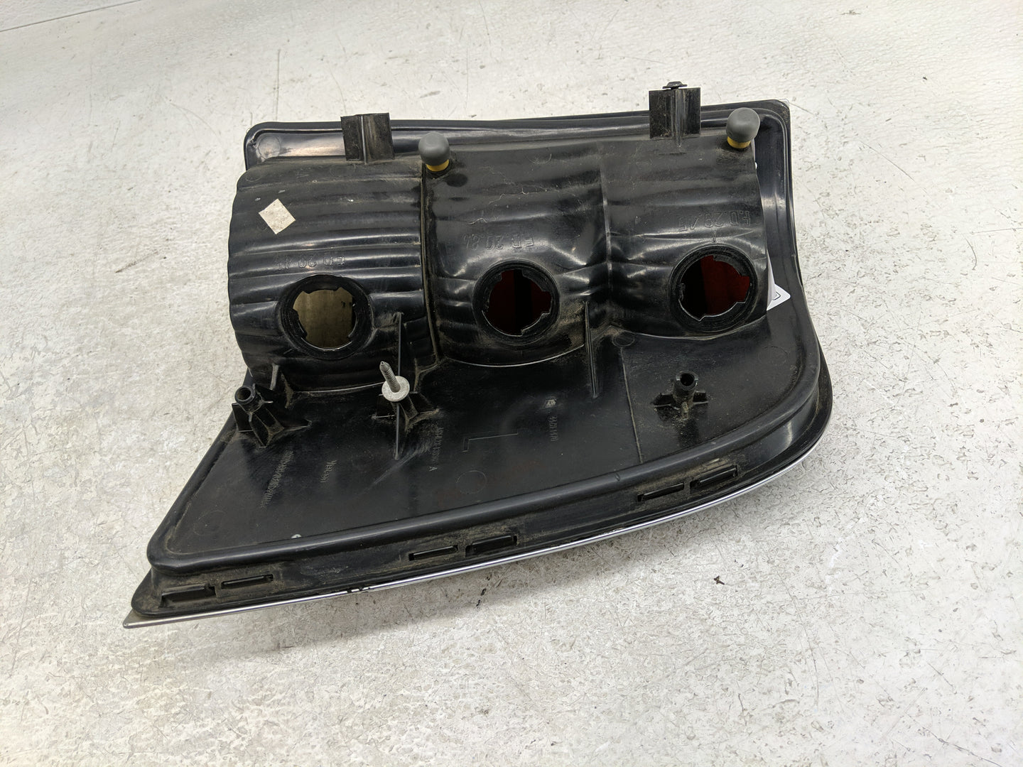 2002-2005 Mercury Mountaineer Tail Light Assembly Passenger Right OEM P/N:IL2X-13B505-A Fits Fits 2002 2003 2004 2005 OEM Us