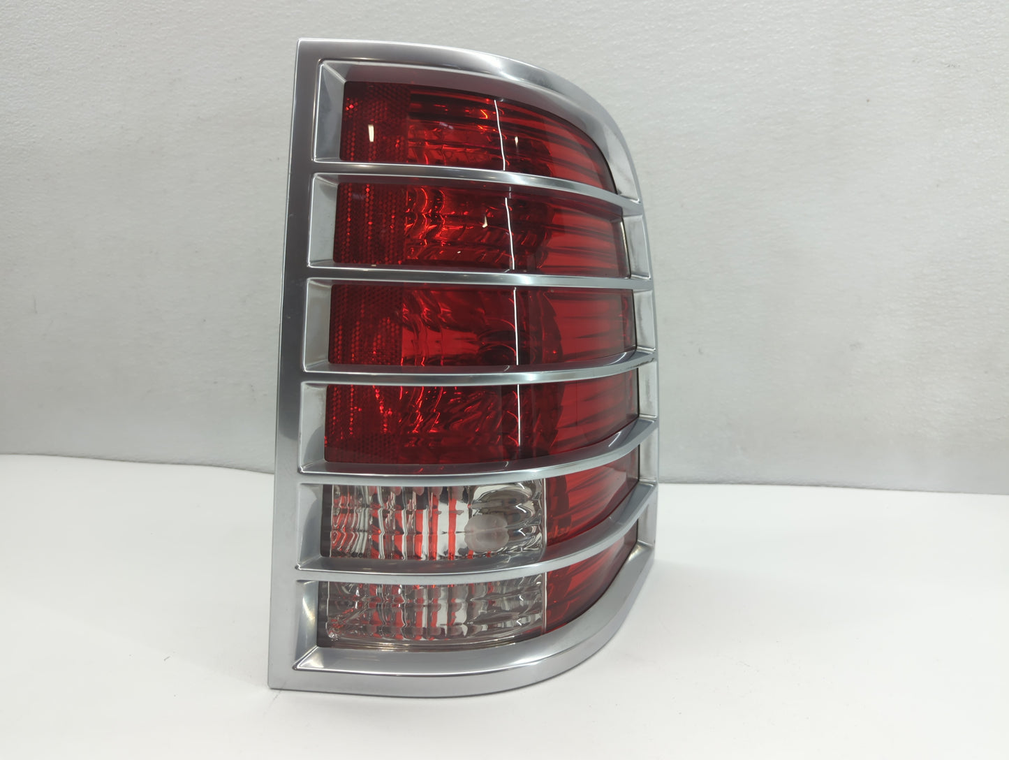 2002-2005 Mercury Mountaineer Tail Light Assembly Passenger Right OEM P/N:1L2X-13B504-A Fits Fits 2002 2003 2004 2005 OEM Us