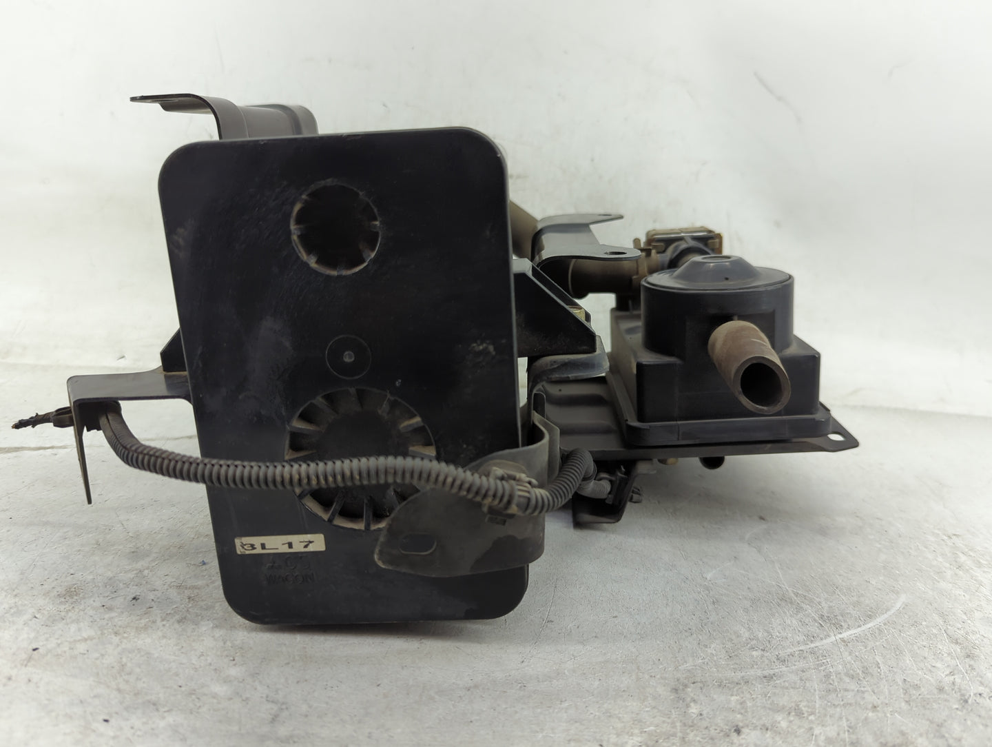 2004 Mitsubishi Endeavor Fuel Vapor Charcoal Canister - Oemusedautoparts1.com