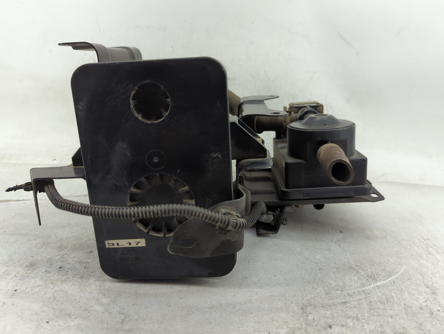 2004 Mitsubishi Endeavor Fuel Vapor Charcoal Canister - Oemusedautoparts1.com