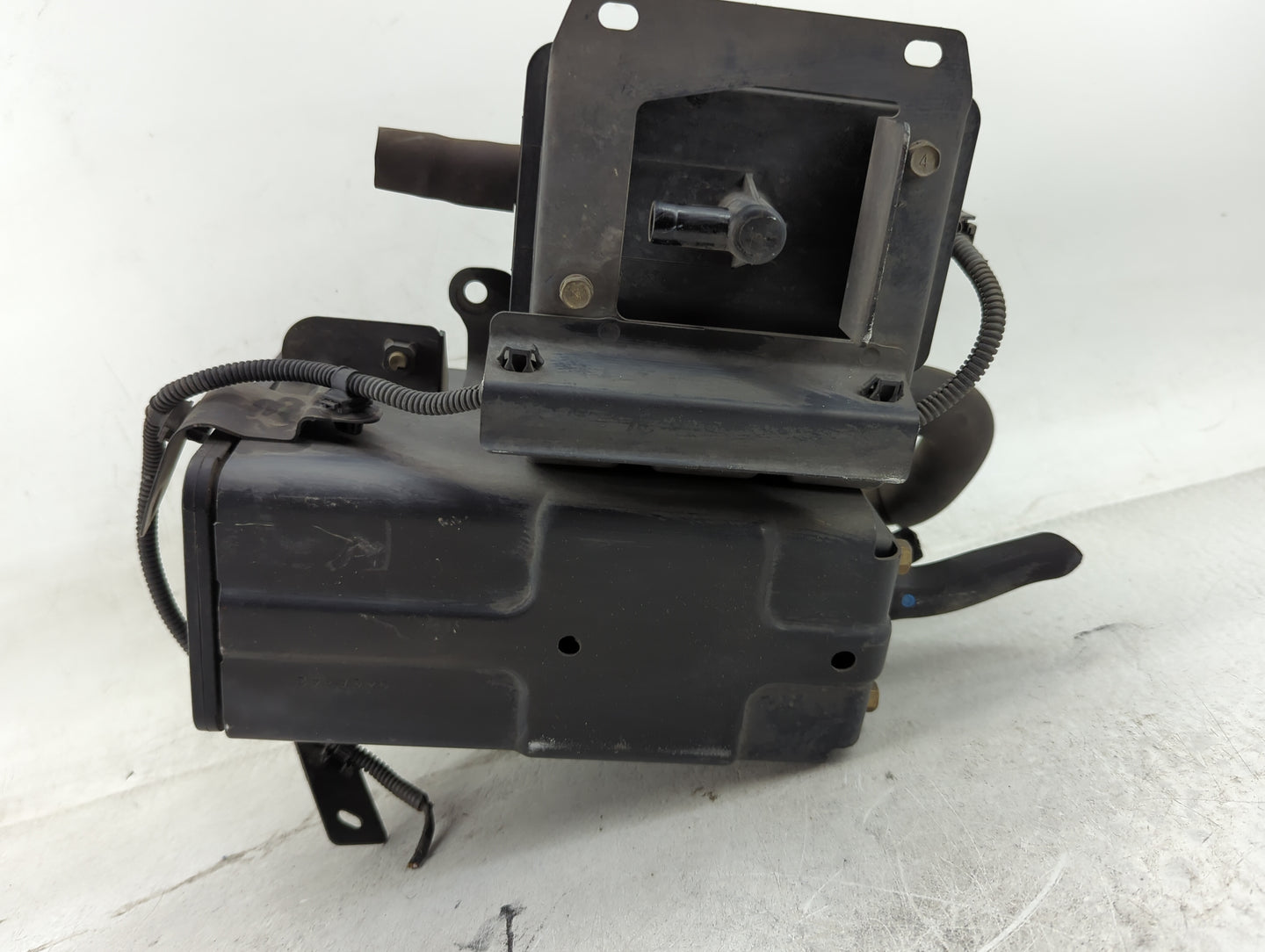 2004 Mitsubishi Endeavor Fuel Vapor Charcoal Canister - Oemusedautoparts1.com