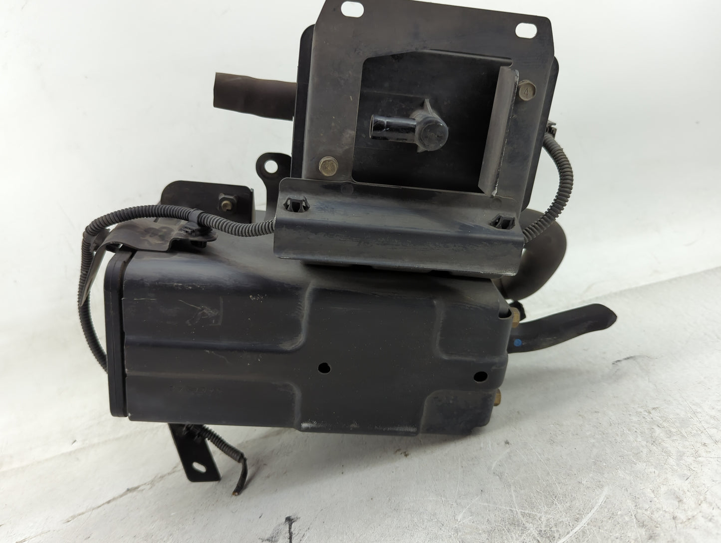 2004 Mitsubishi Endeavor Fuel Vapor Charcoal Canister - Oemusedautoparts1.com